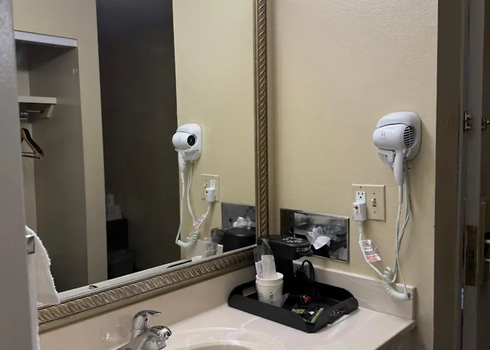 Days Inn By Wyndham St. Louis/Westport Mo Maryland Heights