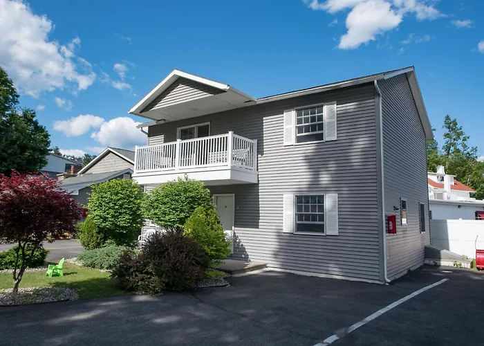 Adirondack Retreat Inn & Suites Lake George