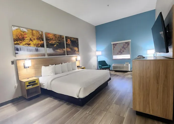 Days Inn & Suites By Wyndham Russellville