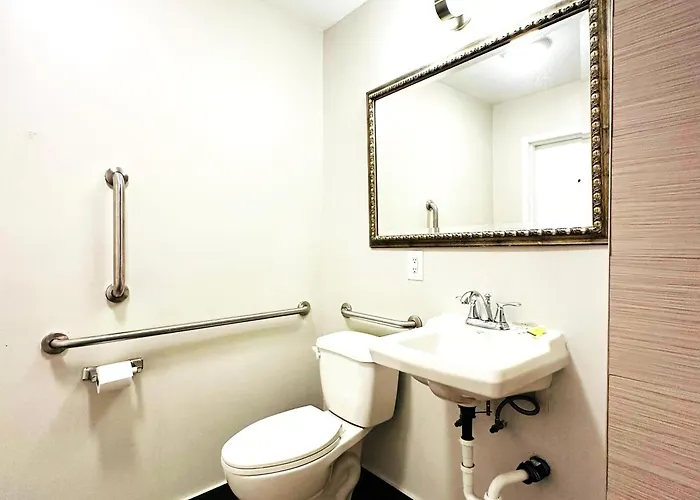 Baymont Inn And Suites By Wyndham Columbus / Near Osu