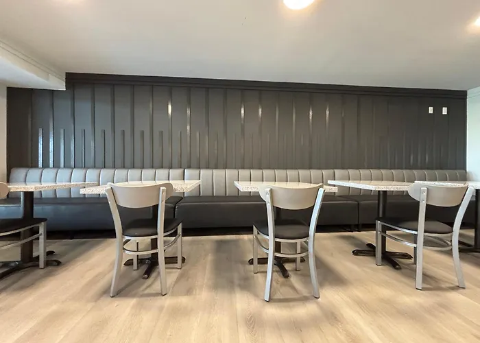 Ramada By Wyndham Springfield North Hotel
