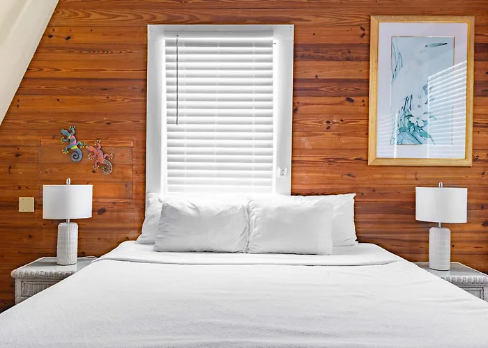 Curry House- 3Rd Floor, King Bed, & Balcony Room 8 Key West