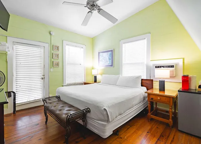 Curry House - Pool, King Bed & Balcony! Room 7 Key West
