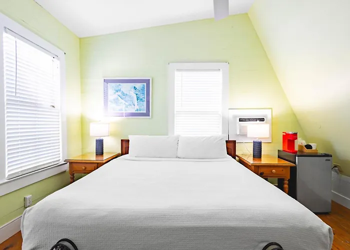 Curry House - Pool, King Bed & Balcony! Room 7 Key West