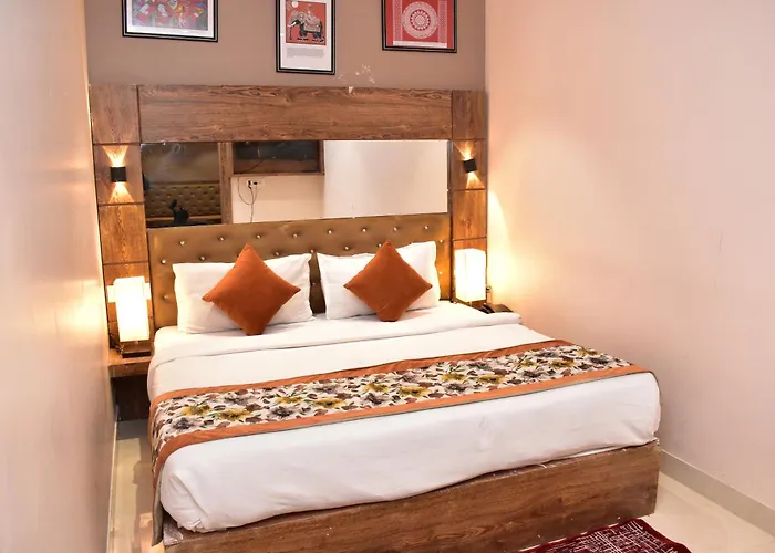 Qotel Comfort Golden Saffron - Hotel In Punjabi Bagh Near Metro