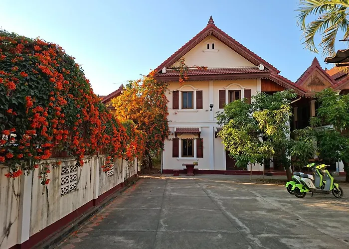 Twin House Guesthouse - Lao Experience