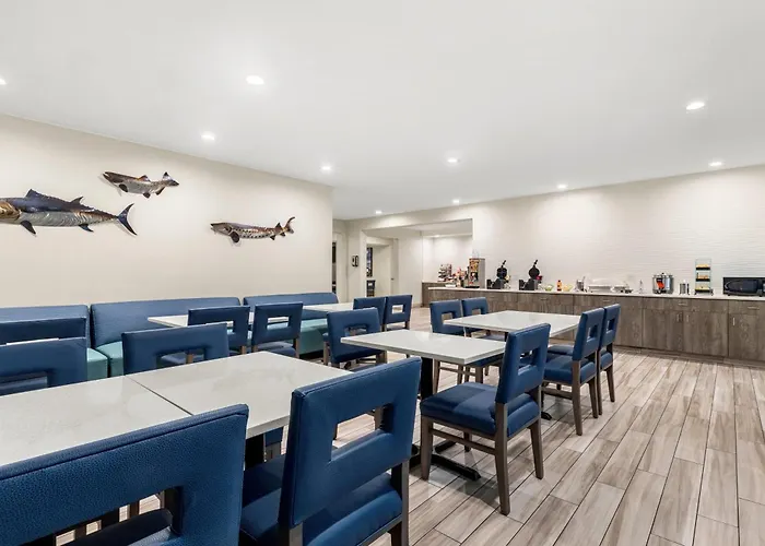 La Quinta By Wyndham Newport Hotel