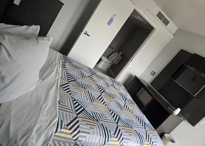 Super 8 By Wyndham Tracy Hotel