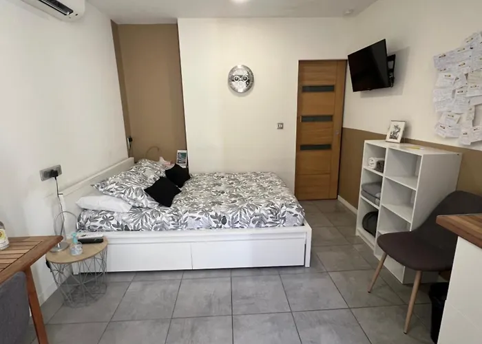 Hotel Studette de 17m2 avec parking privé gratuit Climatisation et petite cuisine à Menton