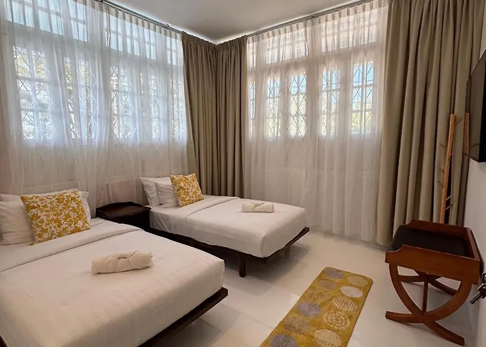 Sunset Beach Retreat & Beach Bistro