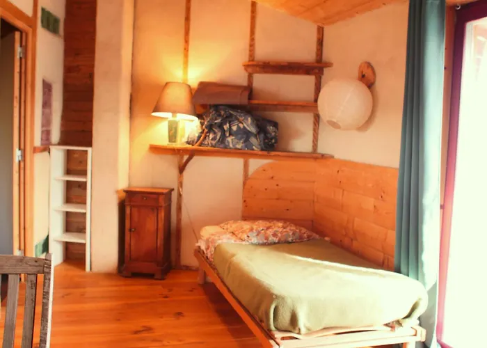 jolie chambre avec cuisine