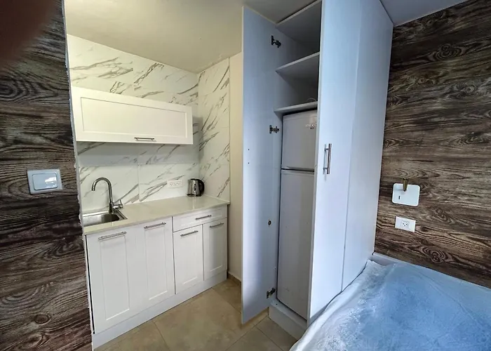 Studio With Terrace & Free Parking