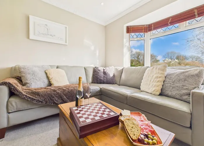 Wyvern - Beautiful & Spacious 4-Bedroom Home With Parking & Gardens