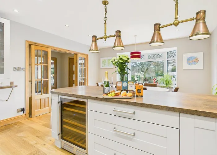 Wyvern - Beautiful & Spacious 4-Bedroom Home With Parking & Gardens