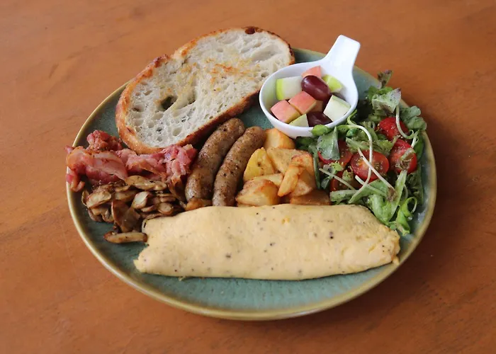 Tiya House Rooms & Cafe