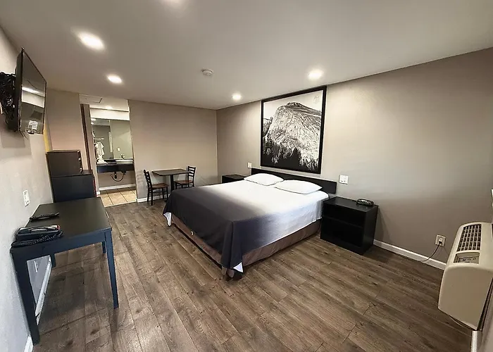 Super 8 By Wyndham Visalia Hotel