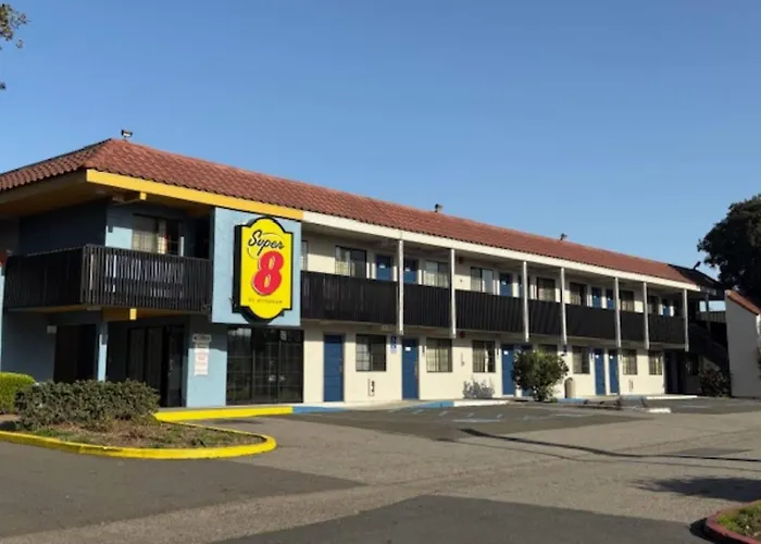 Super 8 By Wyndham Petaluma Hotel