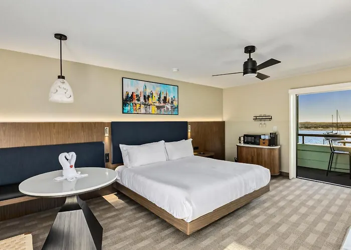 456 Embarcadero Inn & Suites