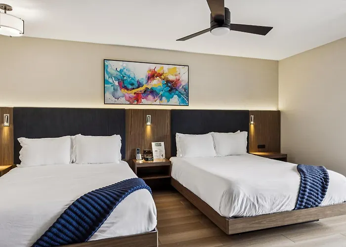 456 Embarcadero Inn & Suites