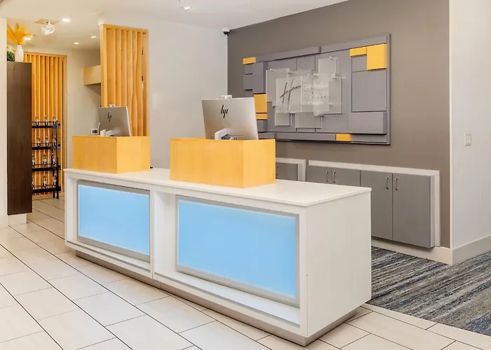 Holiday Inn Express & Suites - Medford By Ihg
