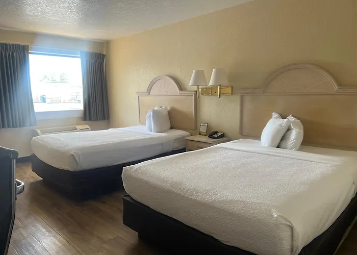 Hole Inn The Wall Hotel - Fort Walton Beach - Sunset Plaza - Nearby Beaches & Hurlburt