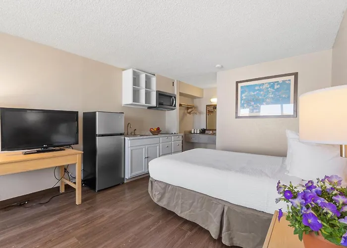 Ramada By Wyndham Houma Hotel