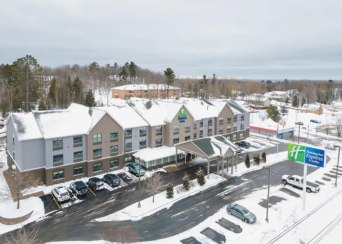 Holiday Inn Express & Suites Marquette By Ihg