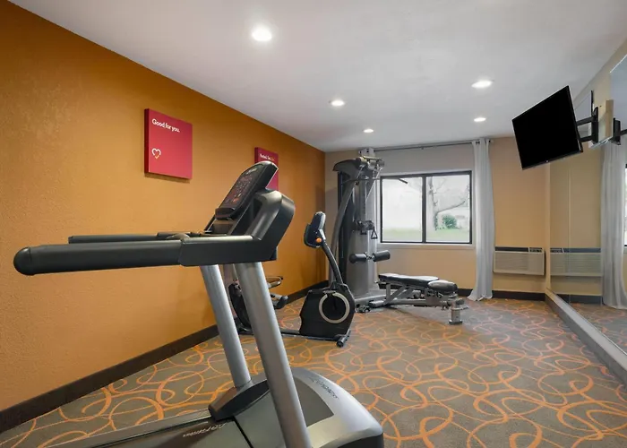 Baymont By Wyndham Waukesha Hotel
