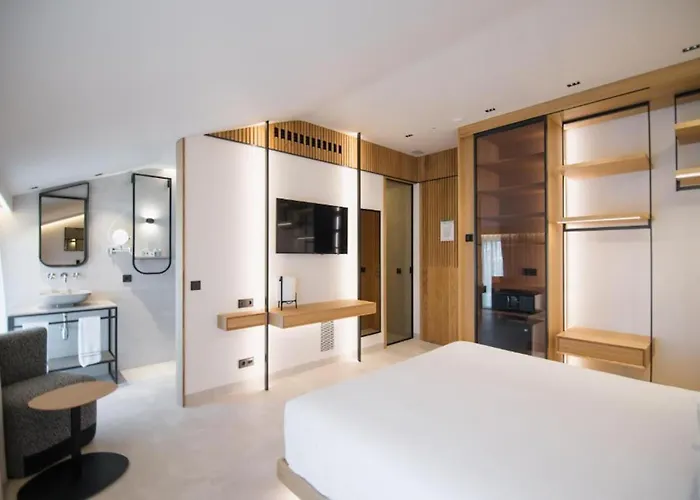 Myr Puerta Serranos Valencia