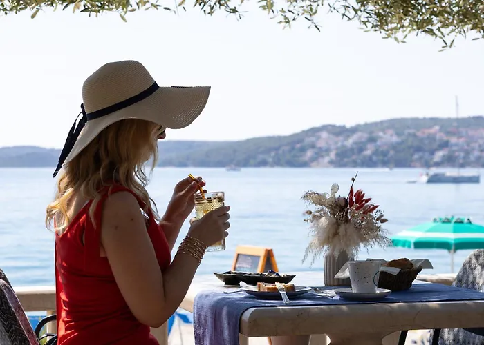 Villa Segetski Dvori - Beachfront Oasis & Tradition Since 1964 Donji Seget