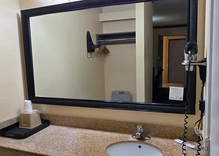 Super 8 By Wyndham San Marcos Hotel