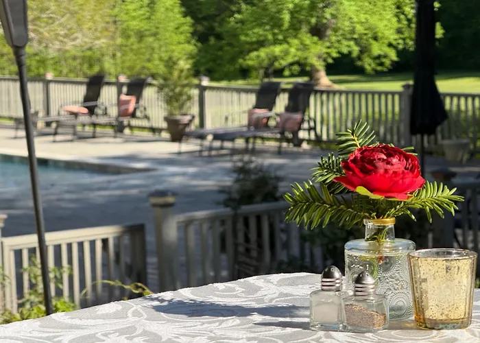 Glen-Ella Springs Hotel & Restaurant