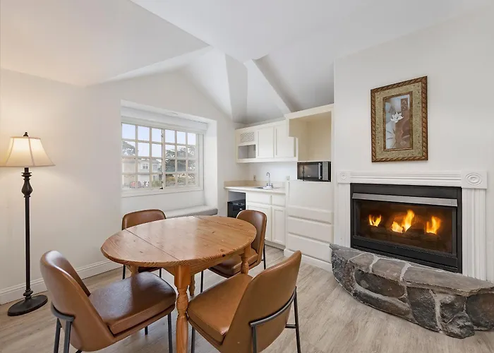 Pelican Inn & Suites