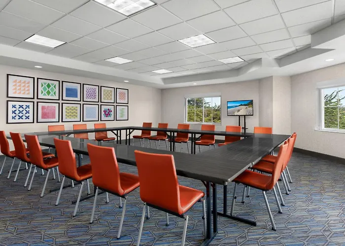Holiday Inn Express Hotel & Suites Marina By Ihg
