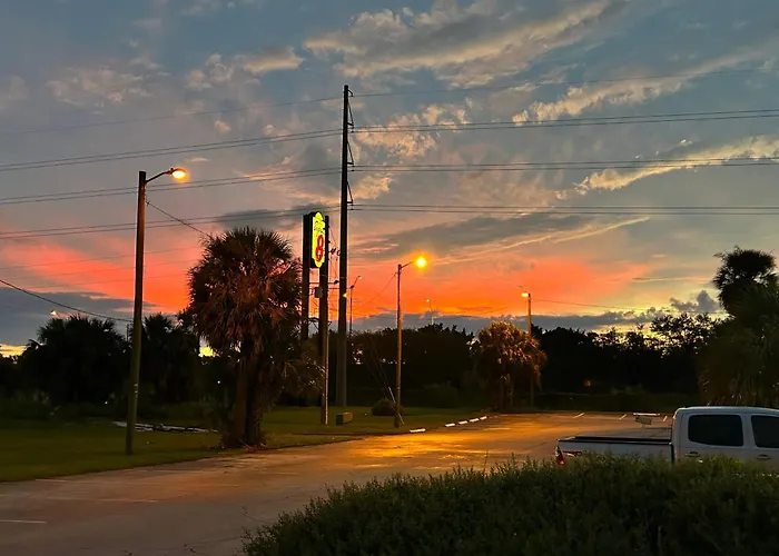 Super 8 By Wyndham Ocala I-75 Hotel