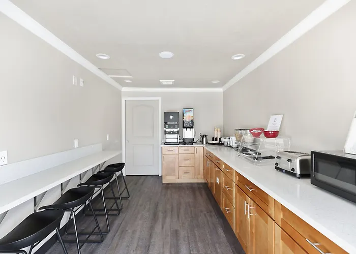 Le Blanc Inn & Suites