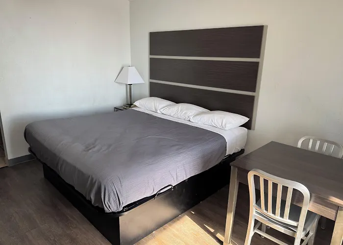 Newnan Nook Hotel
