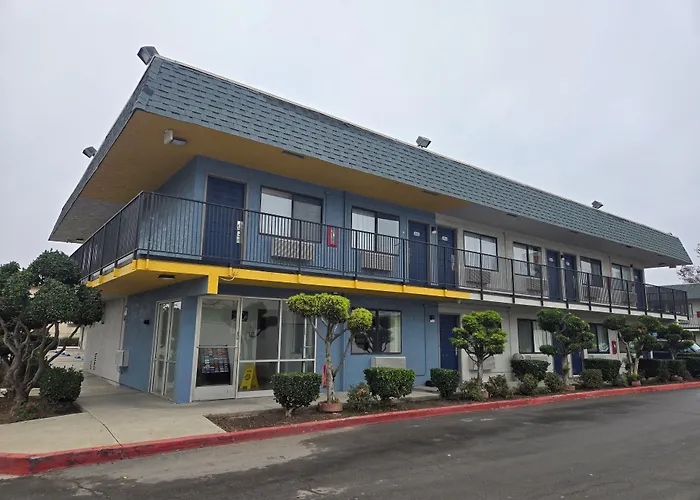 Super 8 By Wyndham Tracy Hotel