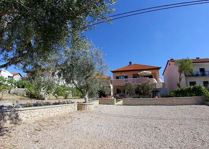 Apartment And Rooms Toka