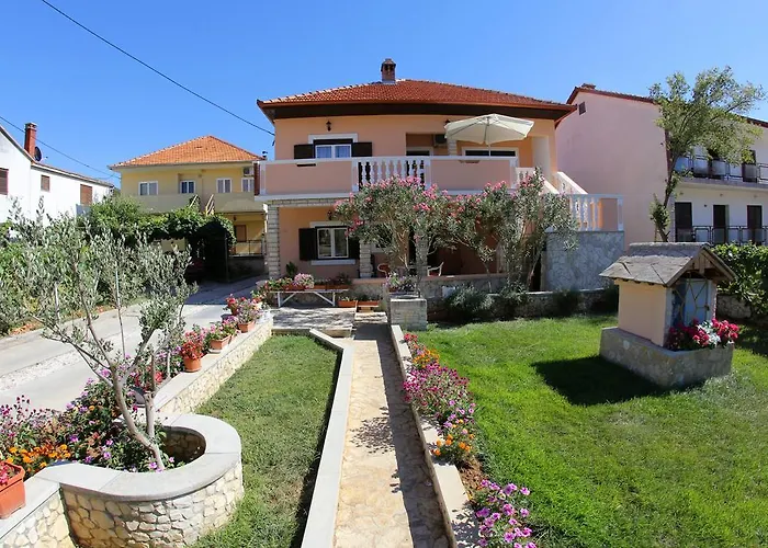 Apartment And Rooms Toka