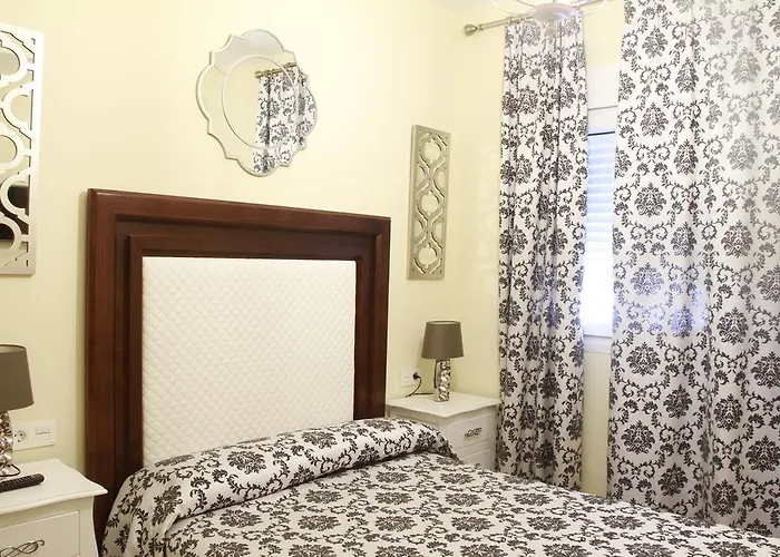 Hostal Flor De Lis- Lojo Hotel Conil De La Frontera