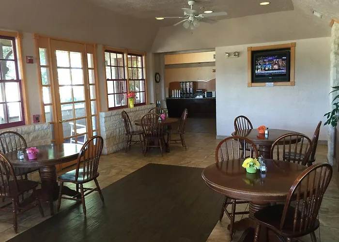 Fredericksburghillcountryhotel