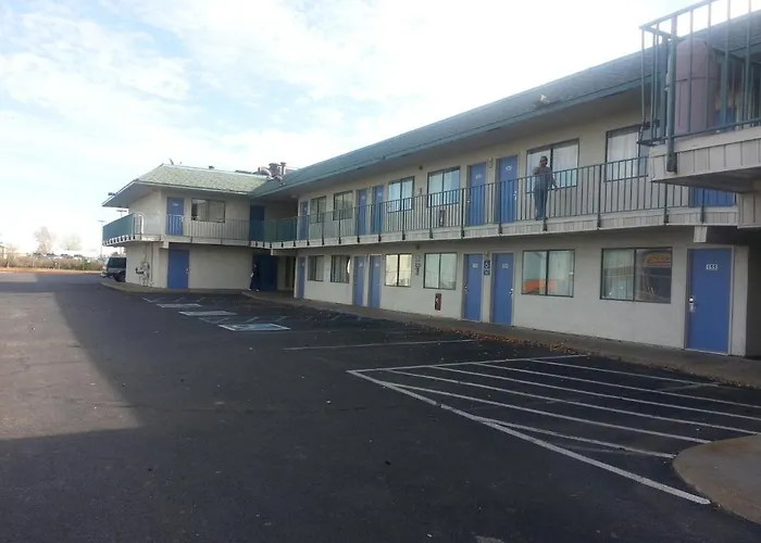 Super 7 Inn