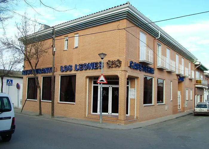 Hotel Los Leones, el más cercano a Warner San Martín de la Vega