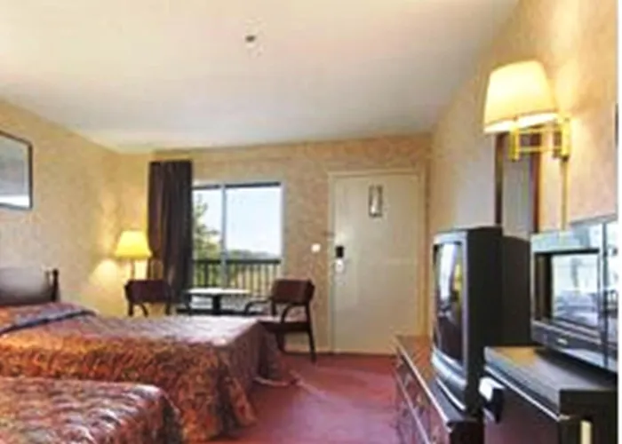 Super 8 By Wyndham Decatur Priceville
