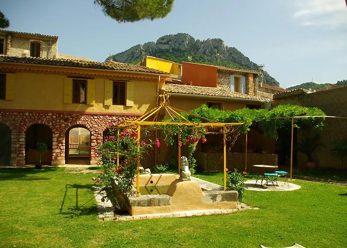 Hotel Les Arcades Le Lion D'or à Buis-les-Baronnies