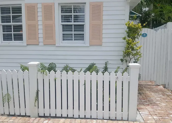 Courtney'S Place Historic Cottages & Inns Key West