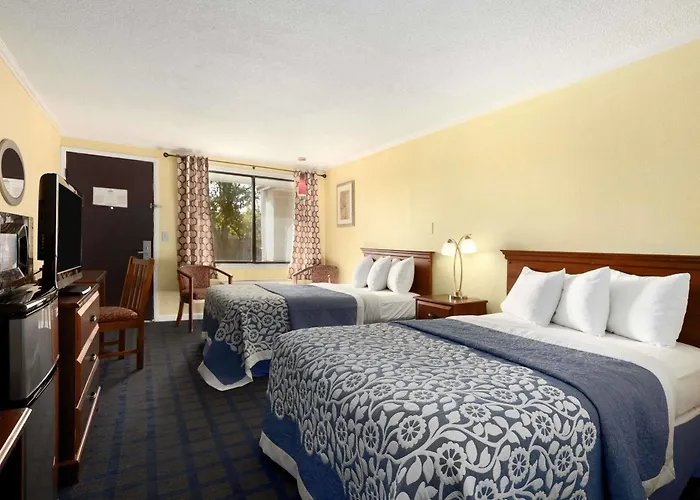 Days Inn By Wyndham Bowling Green