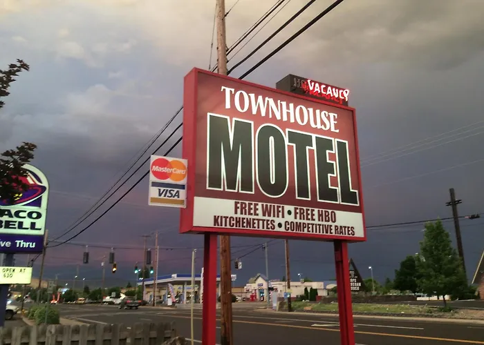 Townhouse Inn & Suites