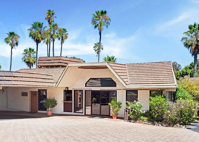 Super 8 By Wyndham Long Beach